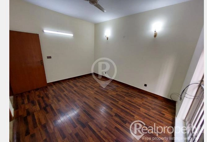 1 Kanal Upper Portion-Main location, Near Emporium Mall