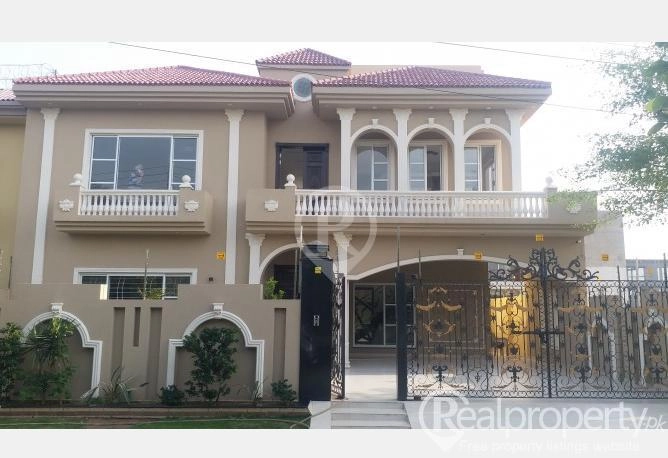 Brand New Spanish 1 Kanal House (Facing Park)